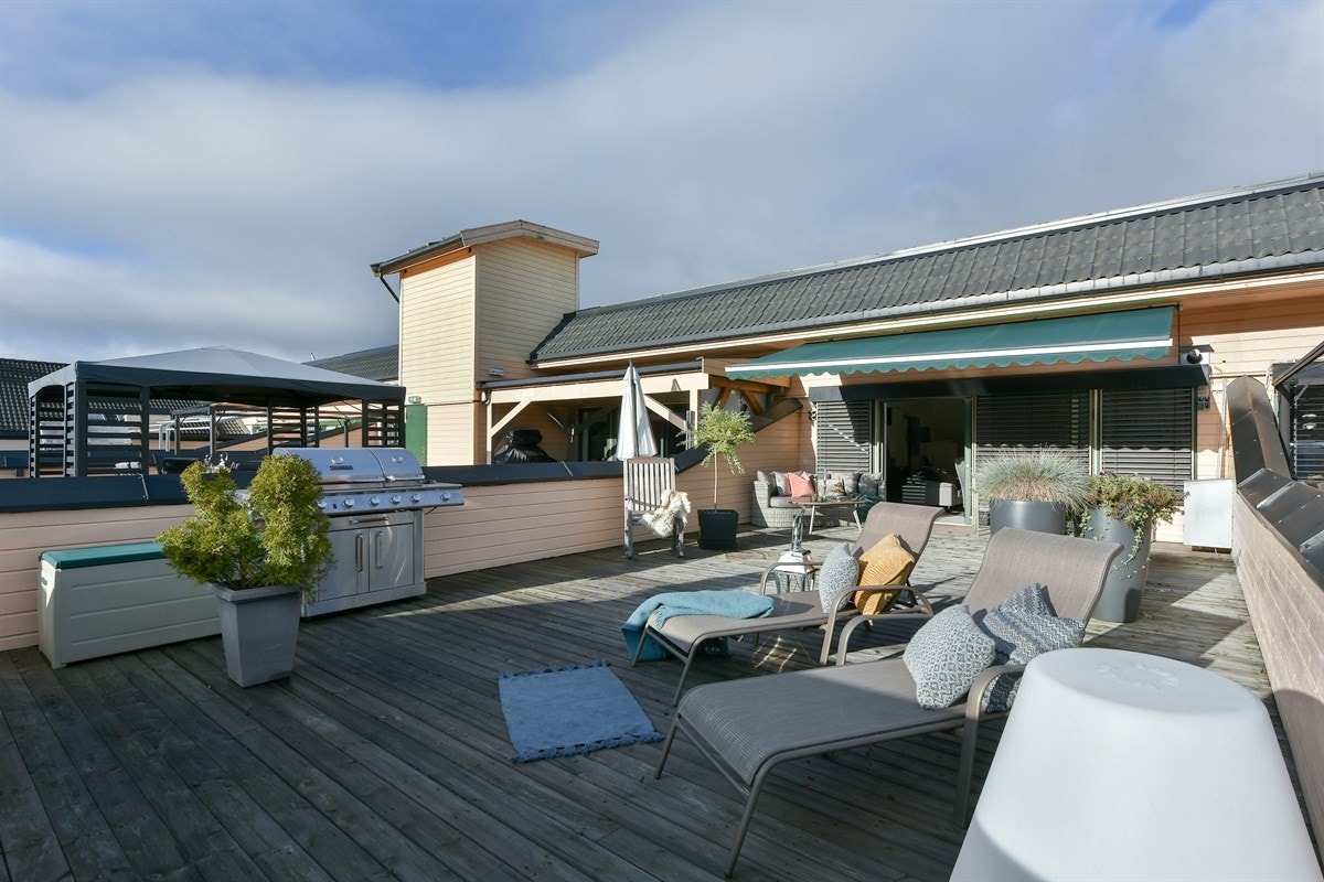 Fantastisk plass på terrasse til planter, utemøbler med mer. Galleribilde