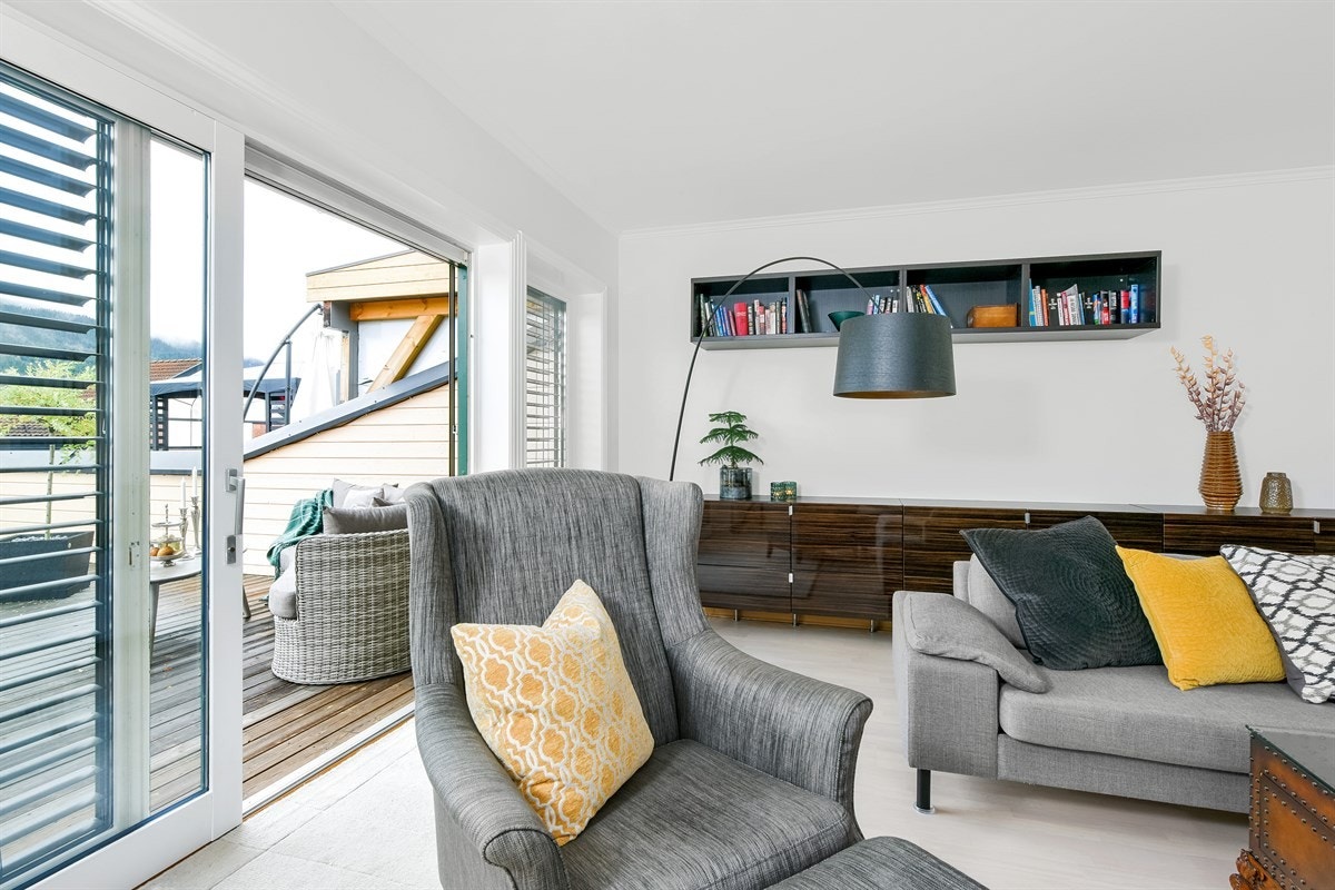 Det er utgang til takterrassen hvor både sol og utsikt kan nytes fullt ut. Galleribilde
