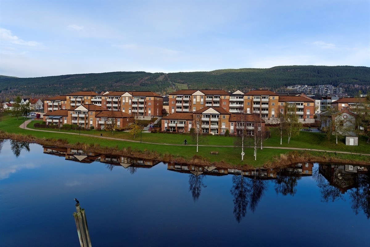 Eiendommen ligger i et rolig og barnevennlig område på Åssiden i Drammen kommune. Galleribilde