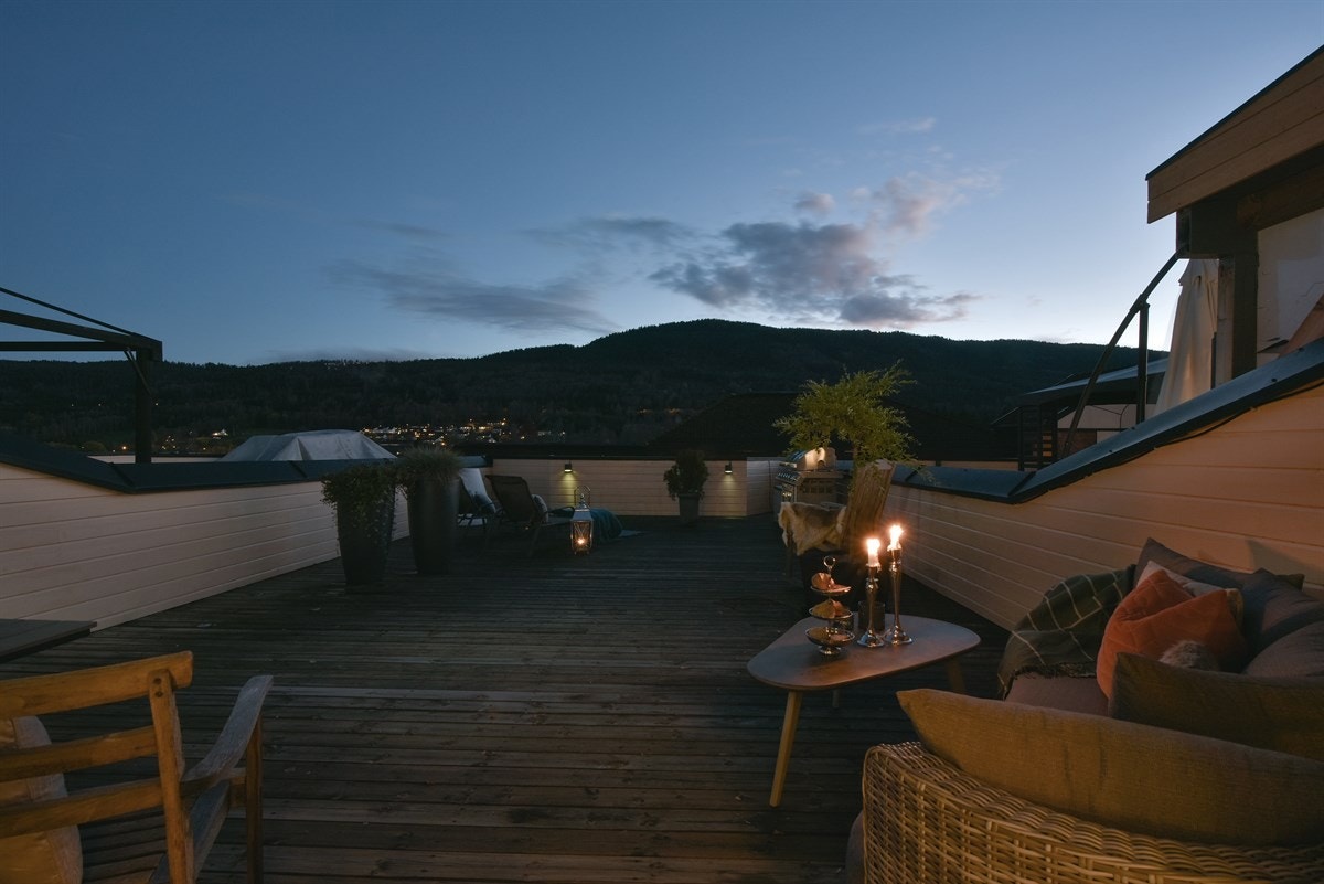 Utrolig koselig på terrasse ved kveldstid. Galleribilde