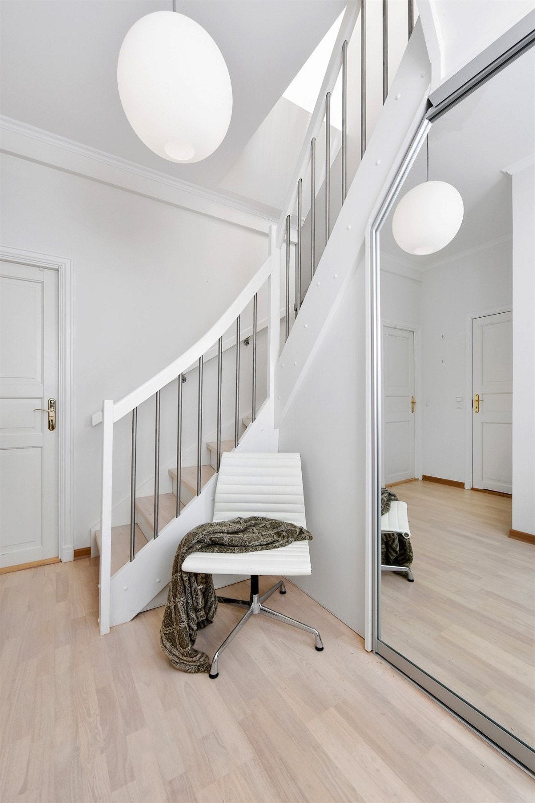 Entreen gir et godt førsteinntrykk av leiligheten og er pent innredet med parkett på gulv og hvitmalte vegger. Galleribilde