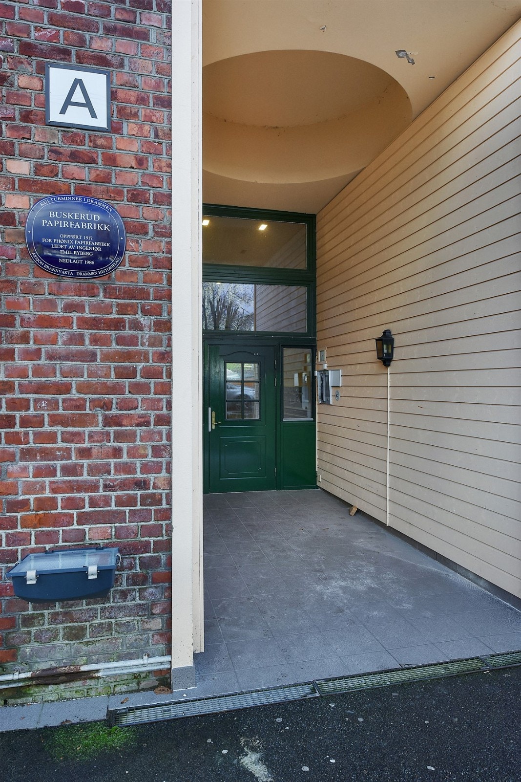Dørcalling med videokamera er plassert ved ytterdøren, og en trapp fører opp til øvre plan. Galleribilde