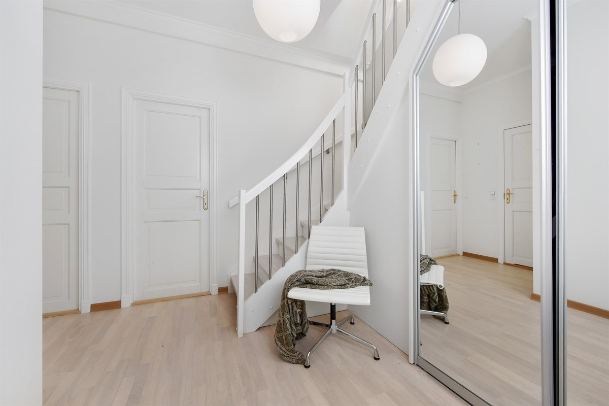 Rommet er utstyrt med en skyvedørsgarderobe med speilfronter som gir en god romfølelse, og hvor man enkelt kan rydde unna klær og sko. Galleribilde