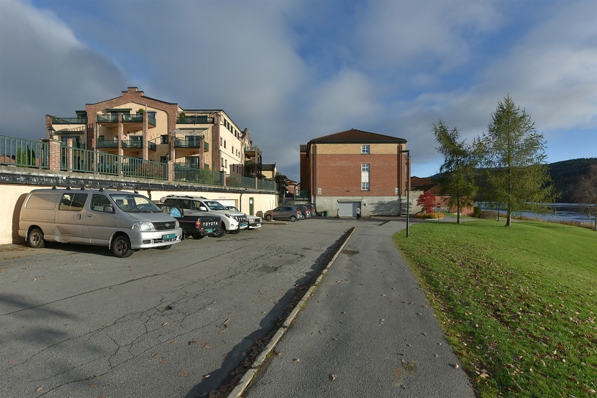 Det medfølger to biloppstillingsplasser i felles garasjeanlegg med elektrisk port. Øvrig parkering etter områdets gjeldende bestemmelser. Galleribilde