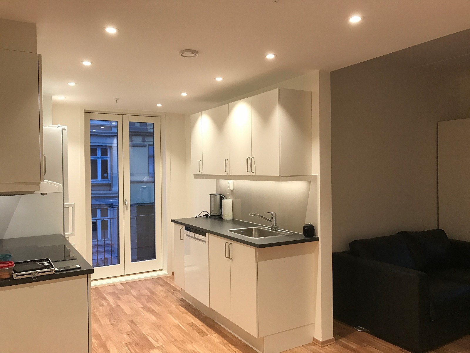 Flott kjøkken med fransk balkong. Nye integrerte hvitevarer. Fullt utstyrt med tallerkener, glass, kjeler etc. Galleribilde