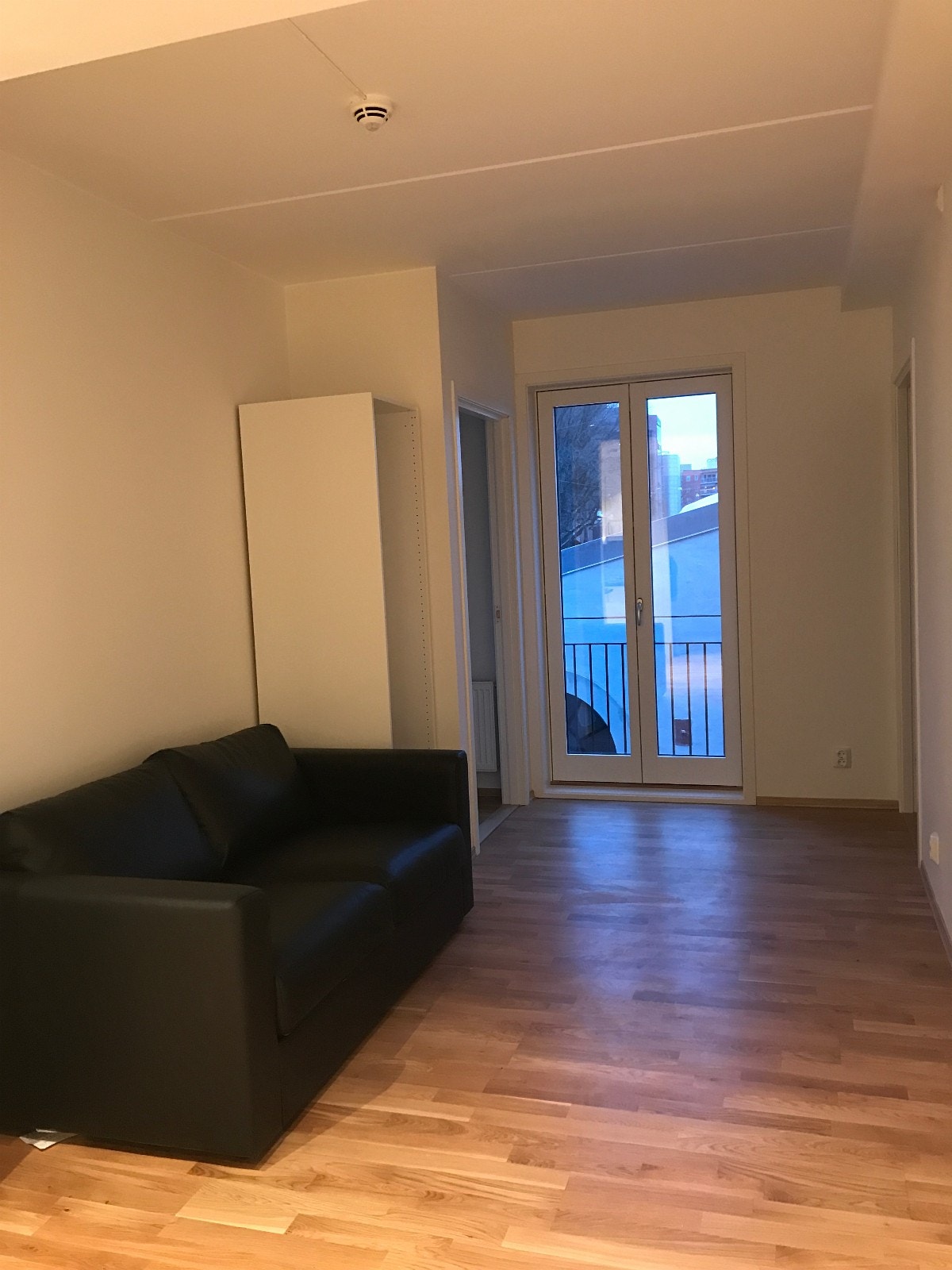 Stue med fransk balkong. med sofa og TV. Galleribilde