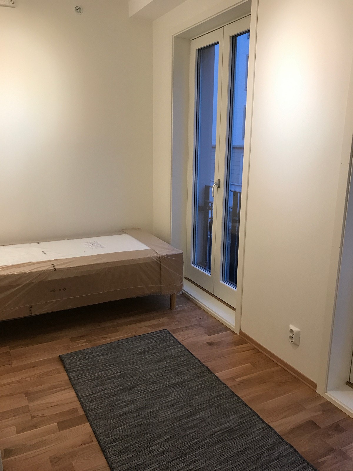 Rom 2 med seng og garderobeskap. Ledig fra 10. februar. Kr 8700 pr mnd Galleribilde