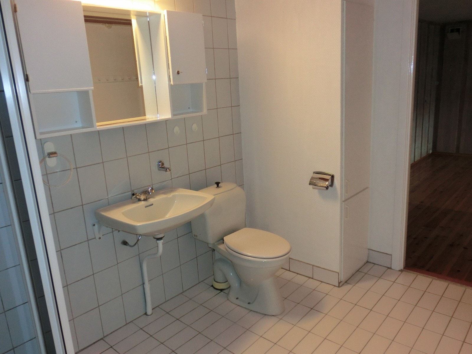 BAD med gode skap og vaskerom Galleribilde
