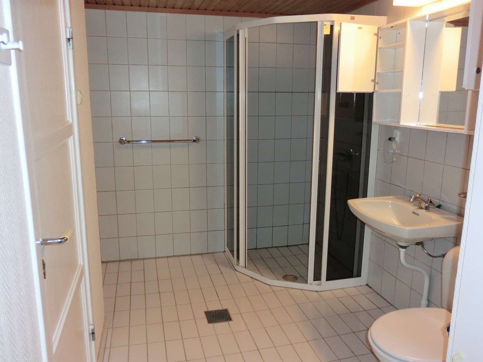 BAD med gode skap og vaskerom Galleribilde