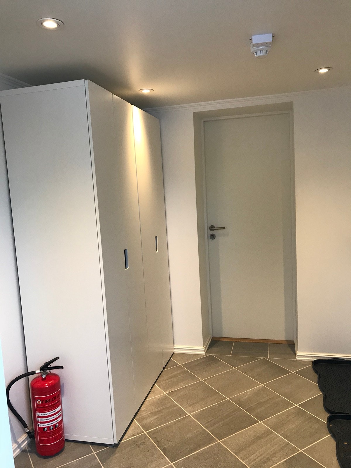 Inngang med jakkegarderobe og skohylle. Galleribilde