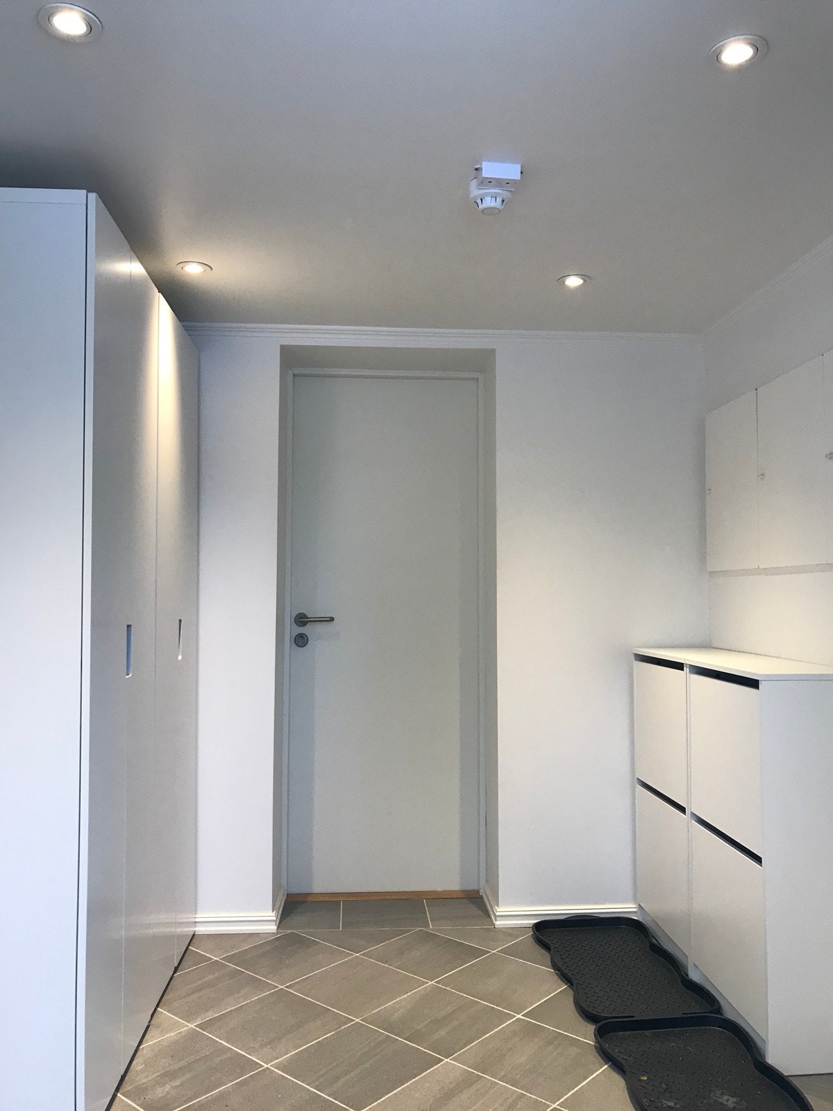 Inngang med jakkegarderobe og skohylle. Galleribilde