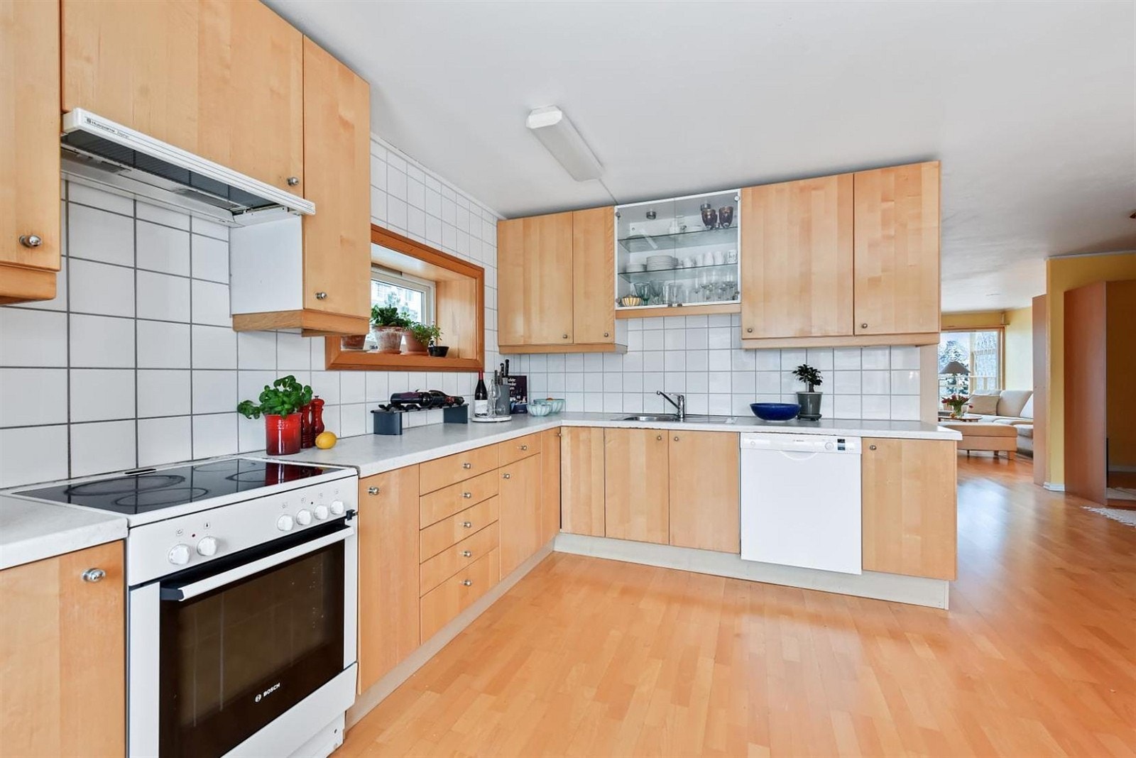 Stort kjøkken med god skap- og benkplass. Galleribilde