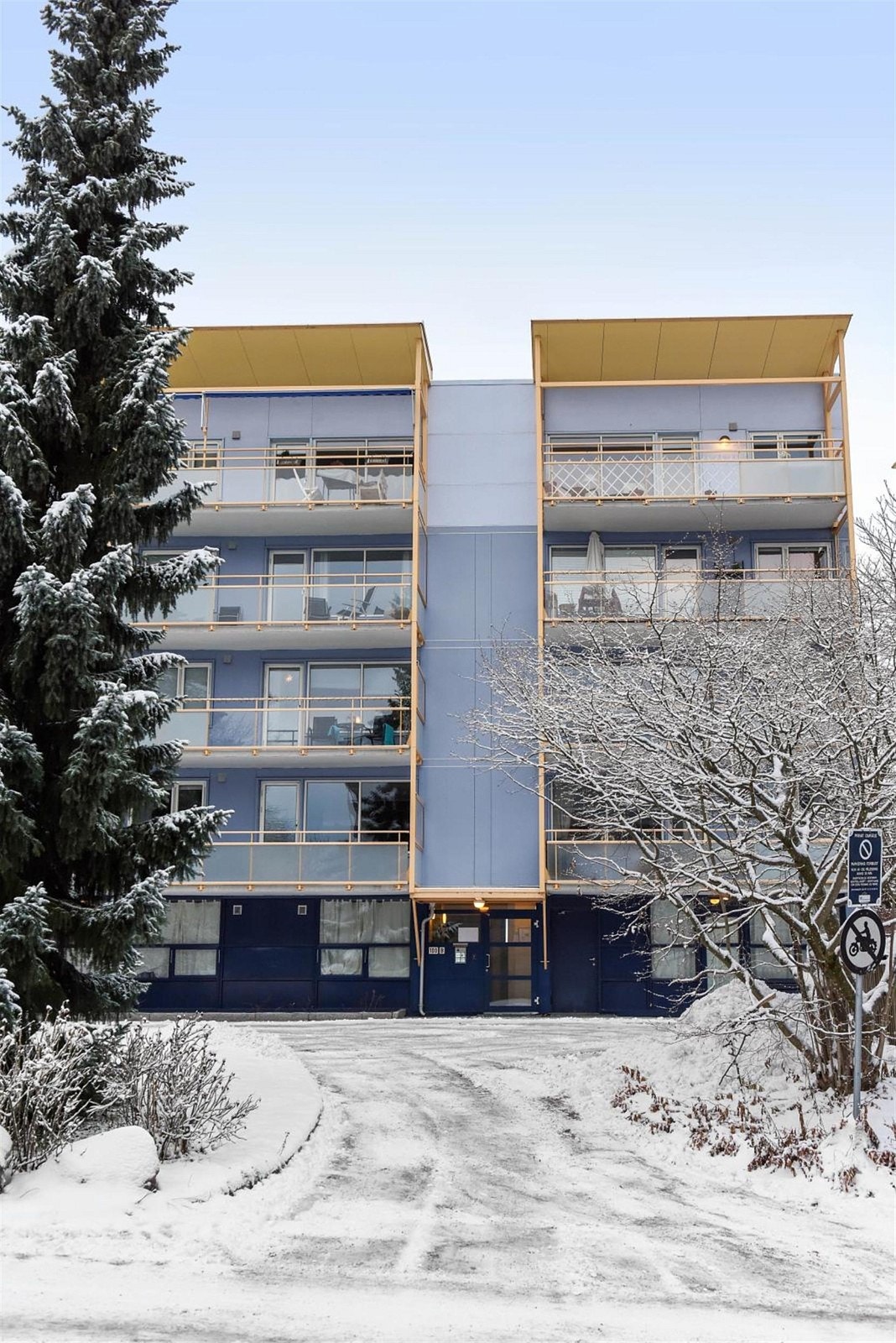 Velkommen til Hovseterveien 100 B med inngang både fra frem og bakside.
Leiligheten ligger i toppetasjen og er en gjennomgående endeleilighet. Galleribilde