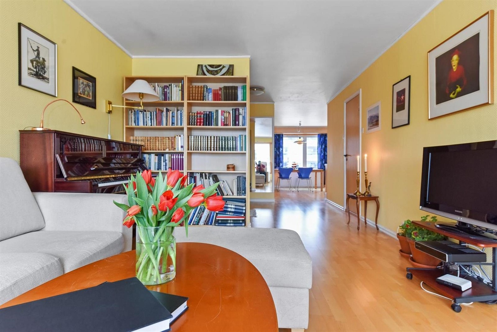 Det er romslig og lys stue med plass for eksempel bokhylle, piano og sofagruppe. Galleribilde