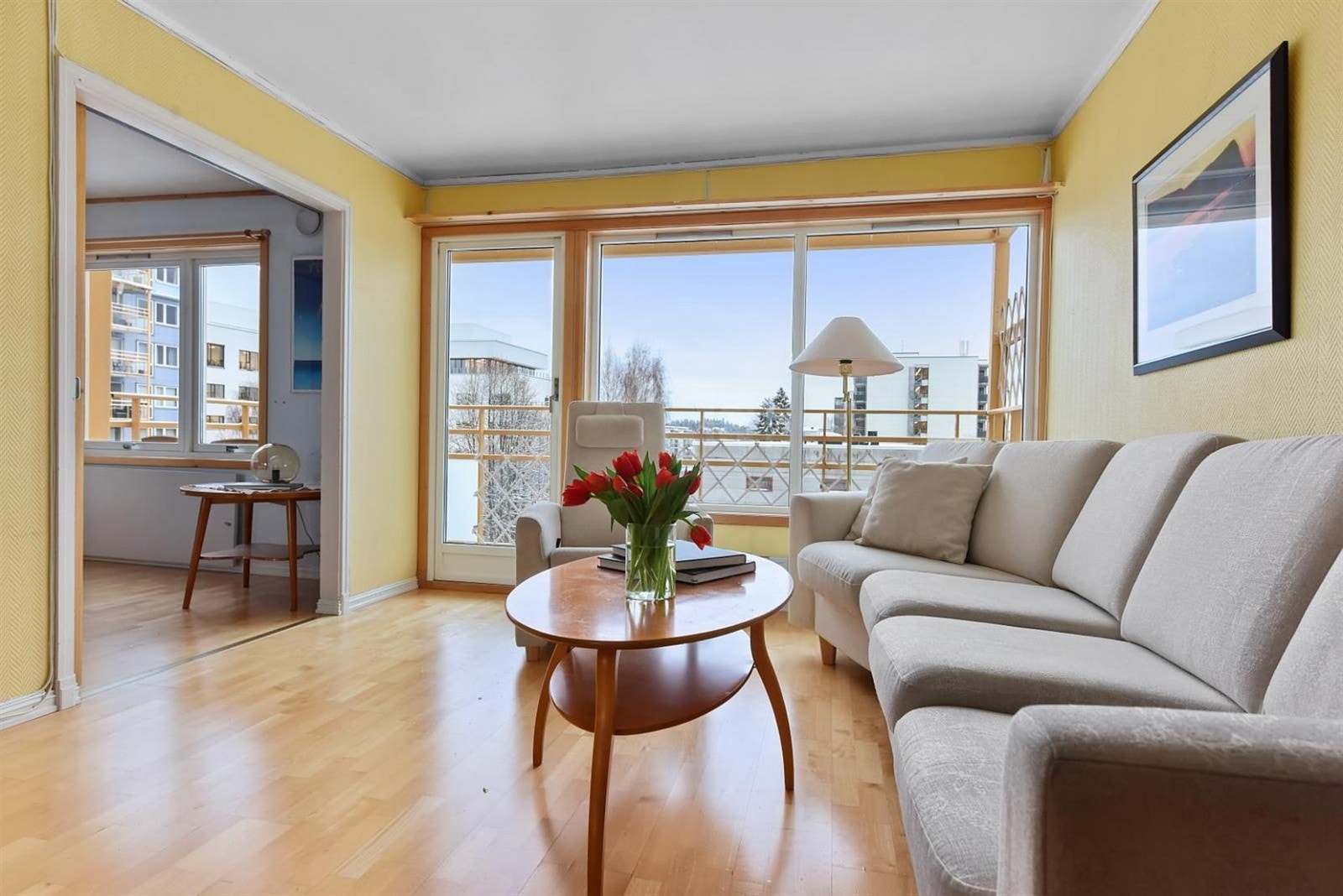 Det er utgang fra stuen til solrik sydvendt balkong.
Det er inngang til stort soverom med skyvedør. Galleribilde