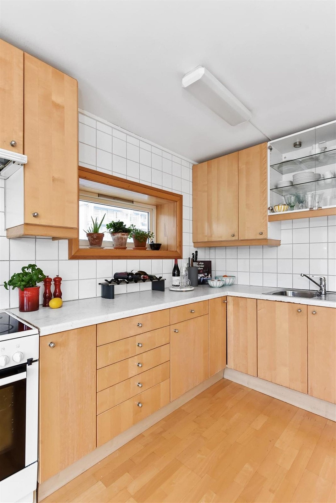 Det er vindu fra to sider på kjøkkenet som slipper inn et fint lys. Galleribilde