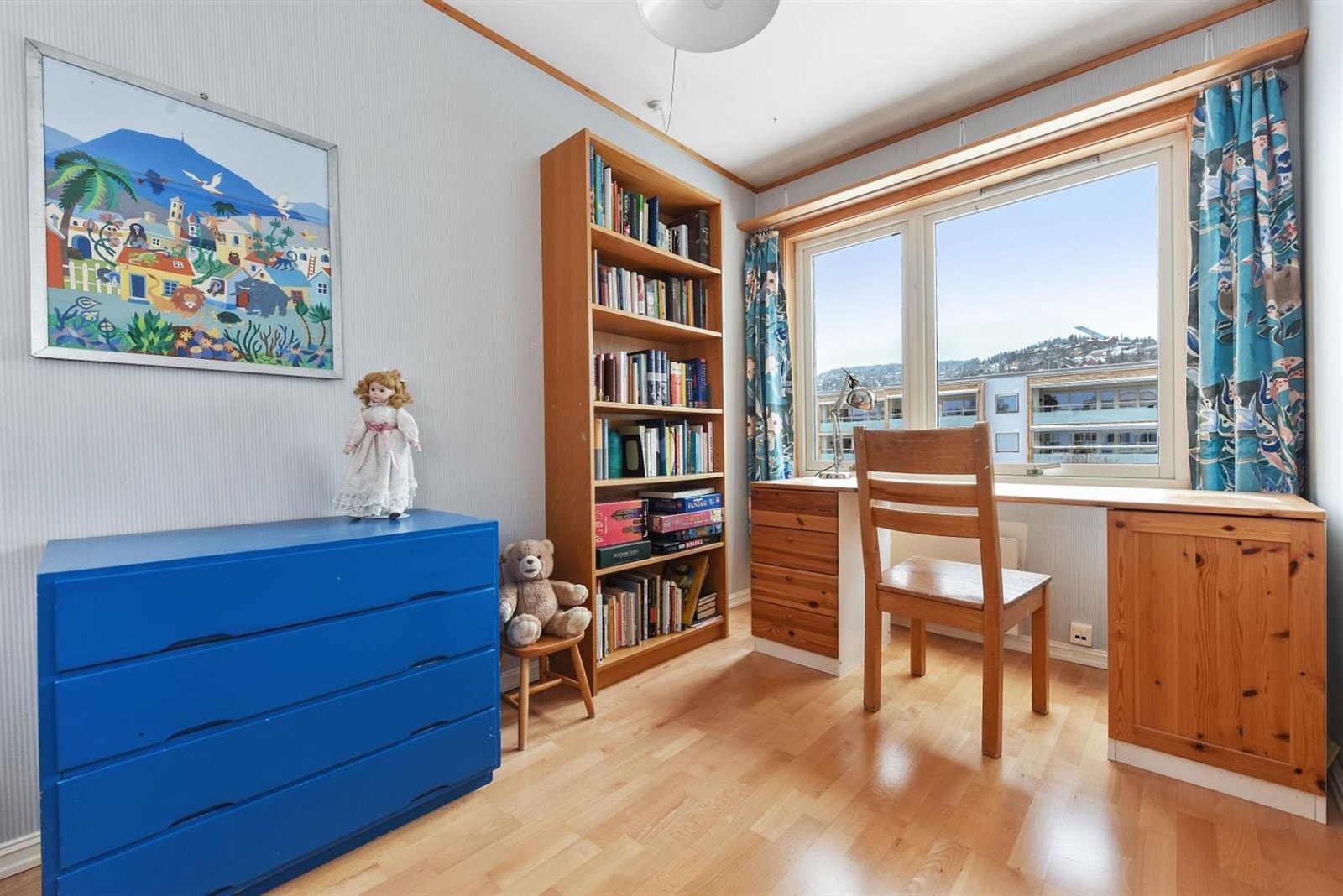 Romslig soverom med plass for seng og skrivebord med utsikt mot Holmenkollen. Galleribilde