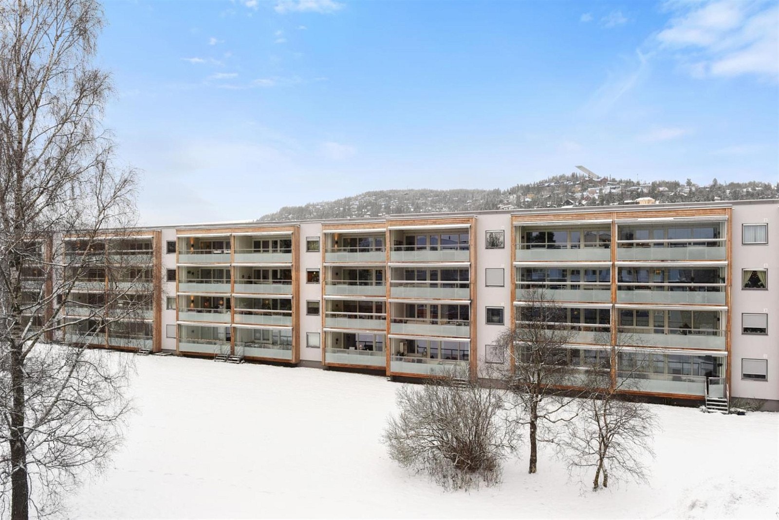 Det er utsikt fra kjøkken og 2 soverom mot grøntareal og Holmenkollen. Galleribilde