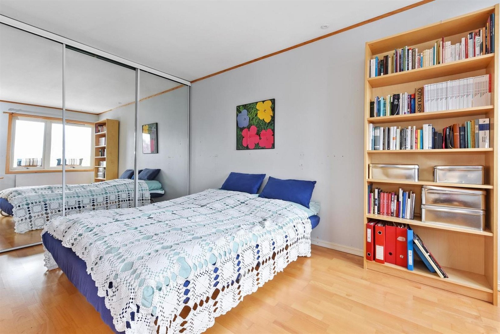 Stort og usjenert soverom med god skapplass. Galleribilde