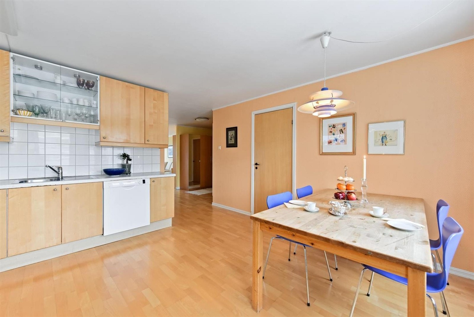 God plass på kjøkken med god skap- og benkeplass. Her er det god plass for stort spisebord. Galleribilde