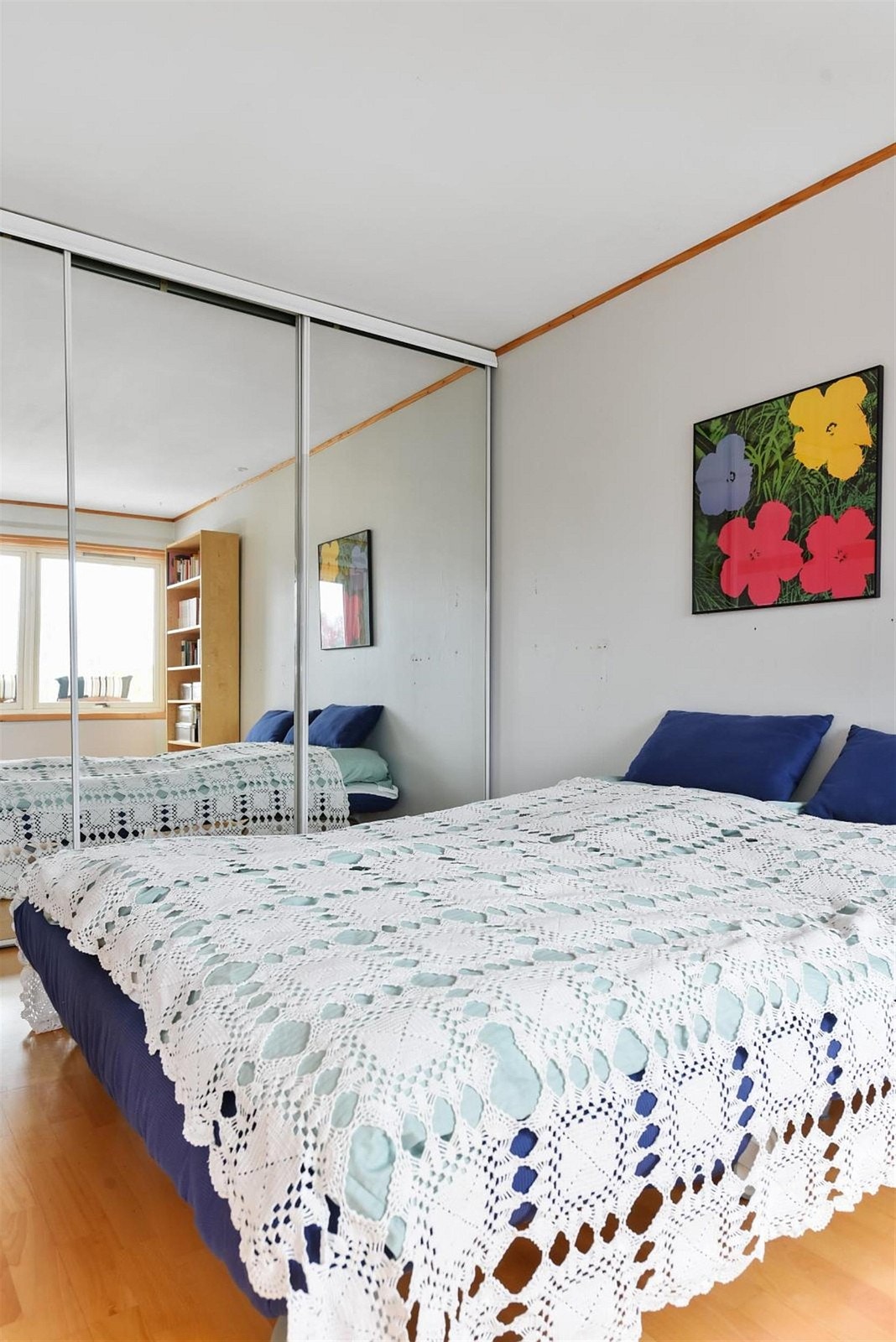 Stort soverom med plass for dobbelseng. Skyvedørsgarderob med speildører. Galleribilde