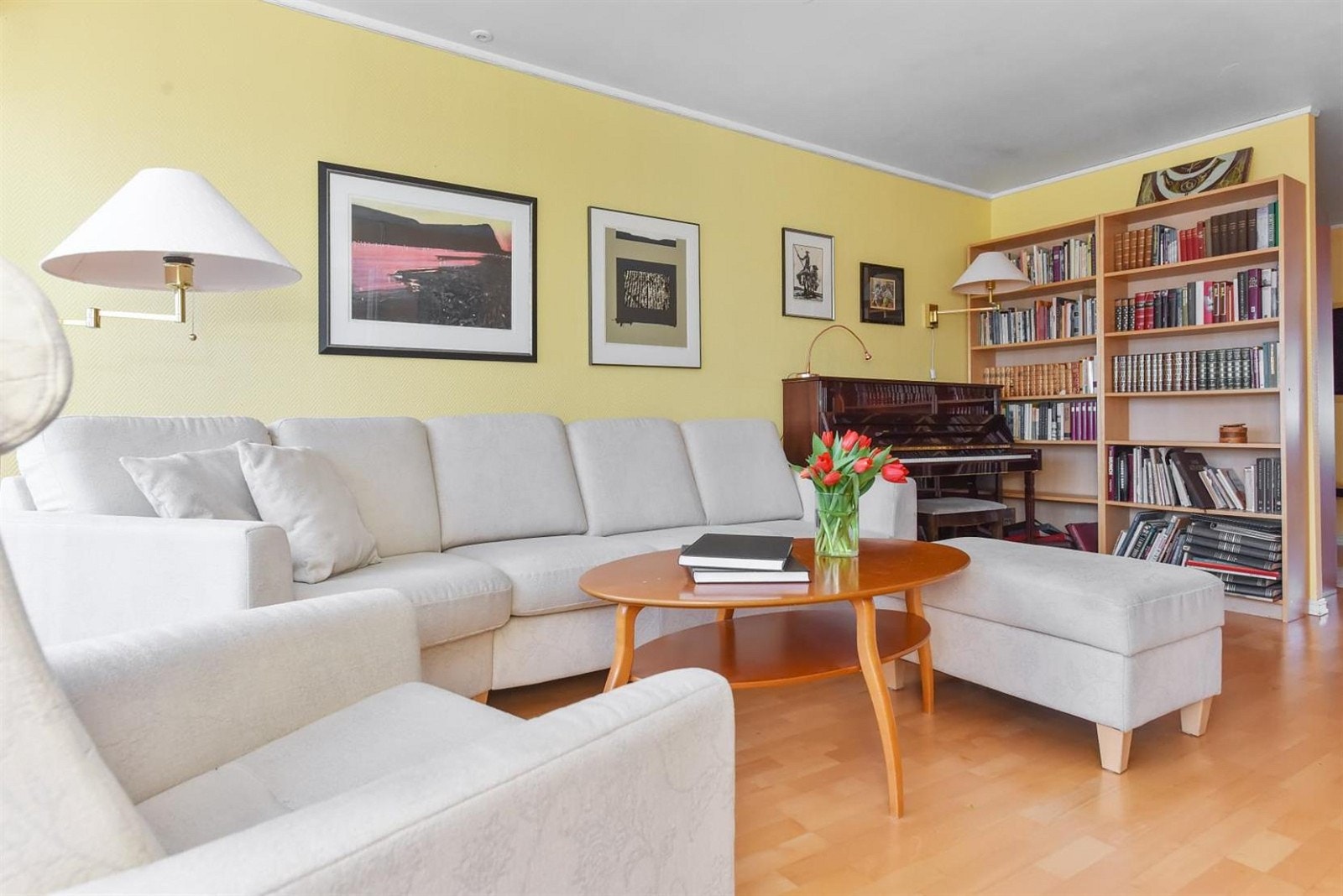 Romslig og lys stue.
Parkett på gulv fra 2004 og malte vegger. Galleribilde