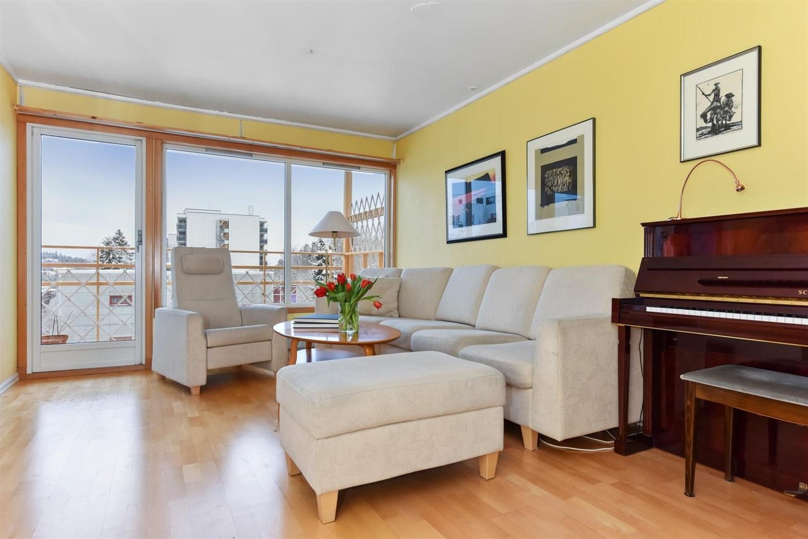 Usjenert stue med store vinduer og utgang til solrik sydvendt balkog med gode solforhold. Galleribilde