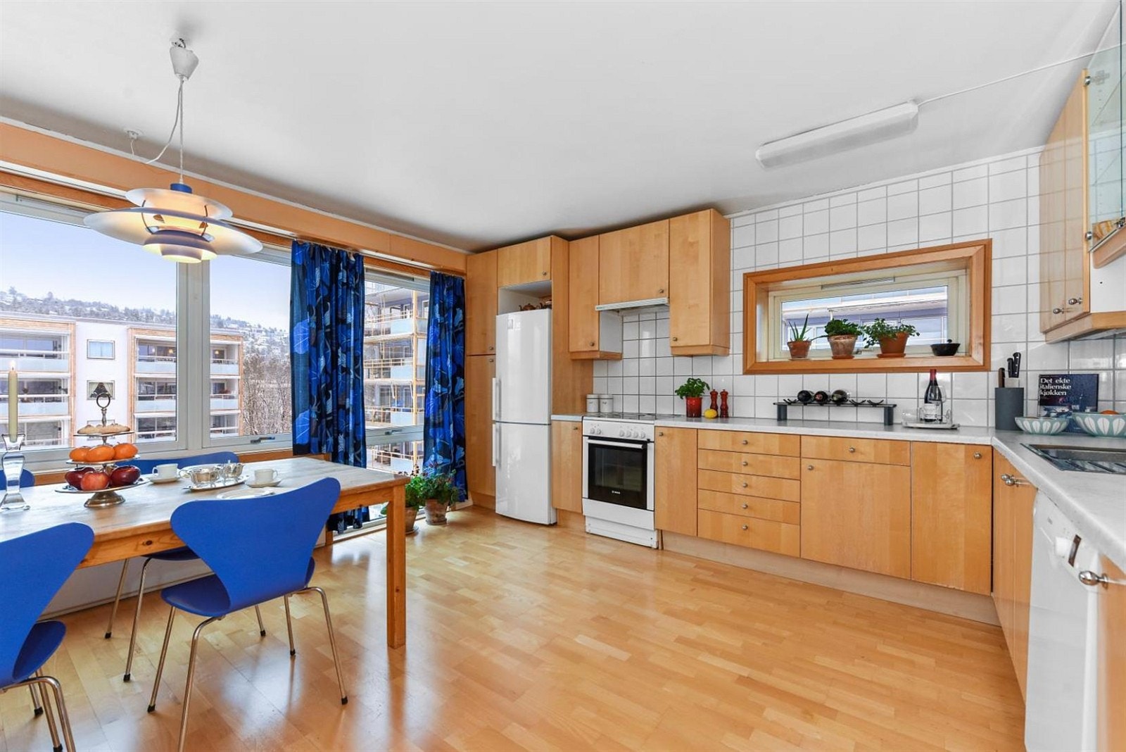 Stort og romslig kjøkken med store vinduer samt et endevindu. Her er det plass for stort spisebord. Galleribilde