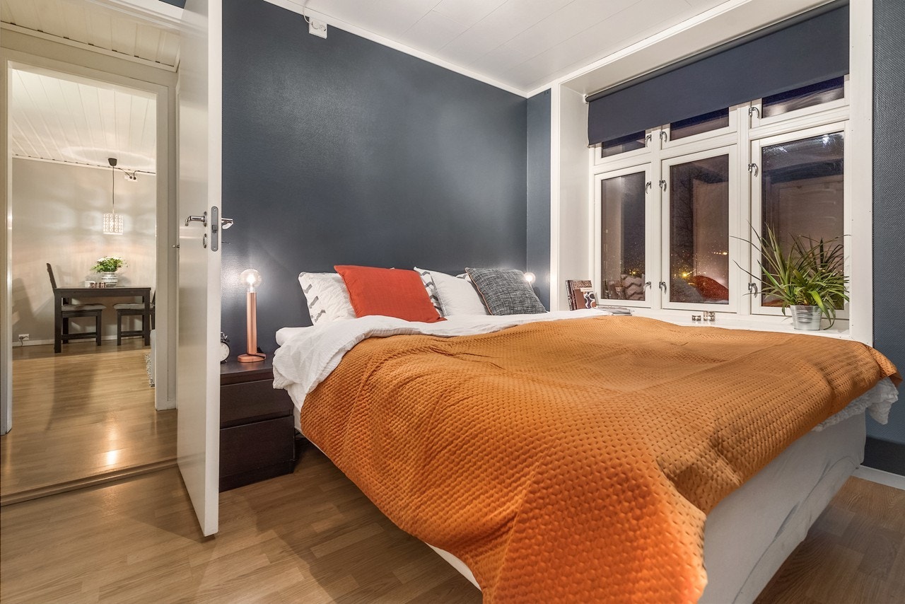 Soverommet er lyst og luftig, med store vindusflater og praktiske, dype vinduskarmer Galleribilde