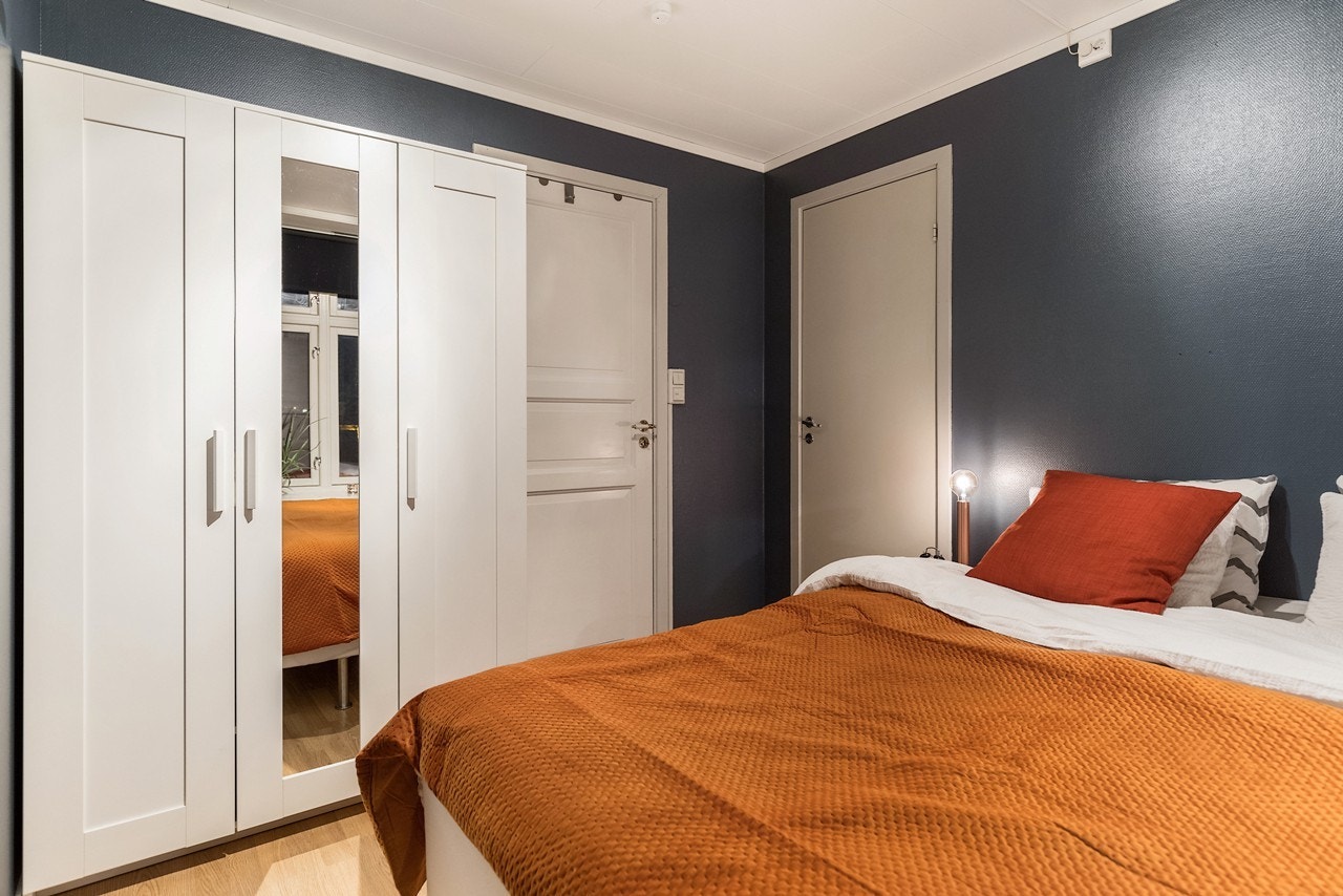 Soverommet har garderobeskap og god plass til dobbeltseng, samt direkte tilgang til bod/walk-in closet. I tillegg disponerer leiligheten en bod i felles kjeller Galleribilde