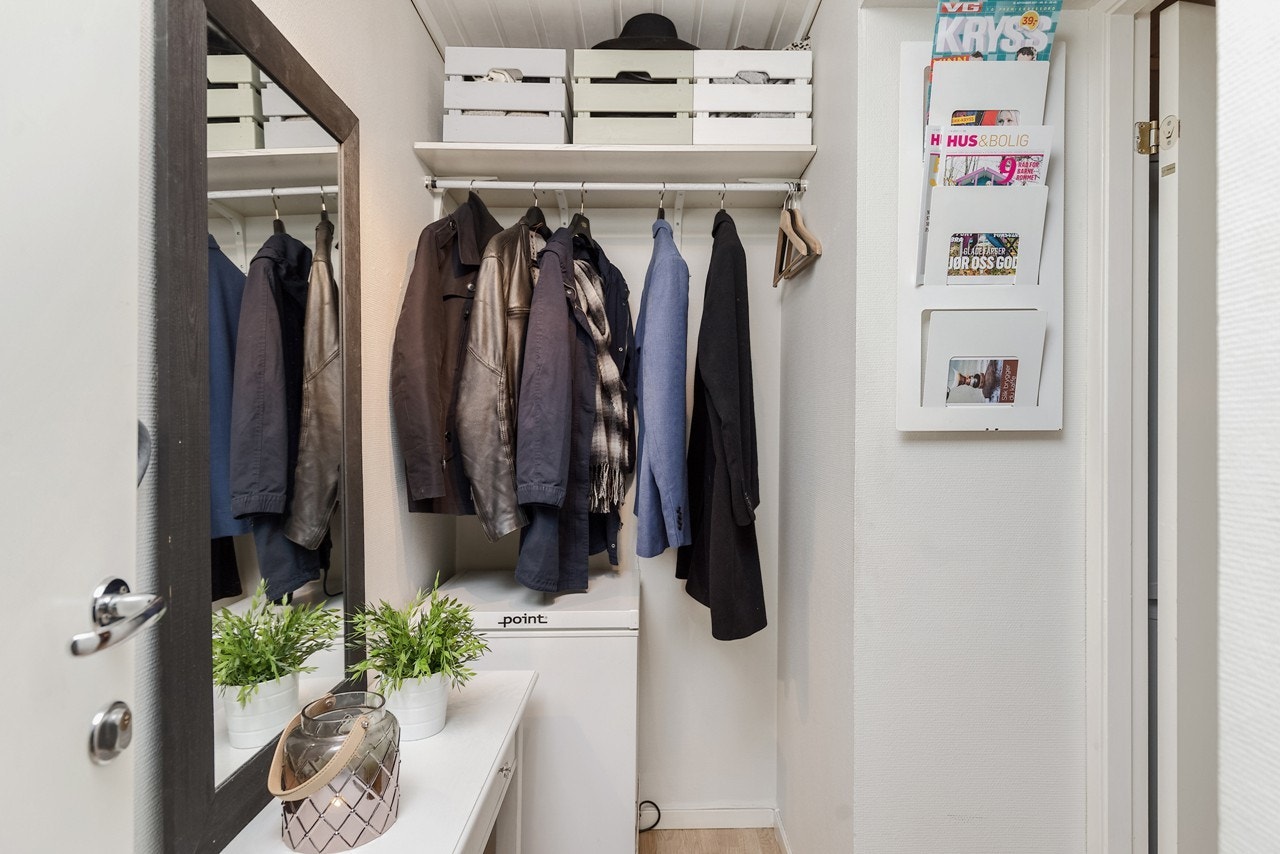 Leiligheten har en lun, innbydende entré med garderobenisje. Rommet har også en hylle, samt plass for både skohylle og kommode Galleribilde