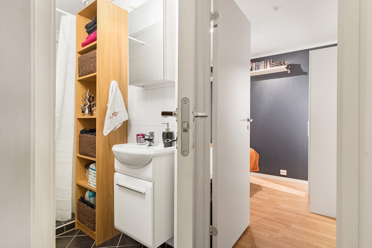 tillegg til bad og wc-rom disponerer leiligheten et kott i gangen med opplegg for vaskemaskin og tørketrommel Galleribilde