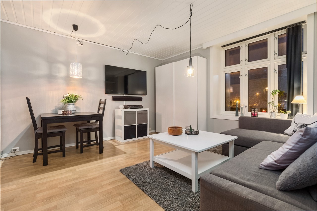 Leiligheten ligger i fint plassert i bygningens første etasje og helt uten innsyn Galleribilde