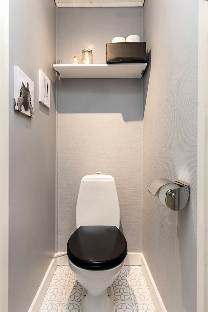 Boligen inneholder et bad og separat wc-rom. Wc-rommet har belegg på gulv, malte vegger og et frittstående toalett Galleribilde