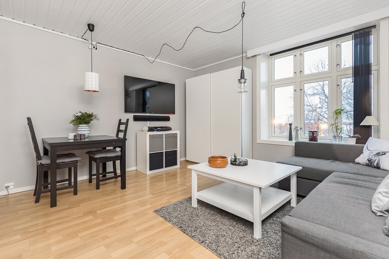 Leiligheten fremstår som lys og velholdt. Store vindusflater og dype vinduskarmer gir en luftig og koselig romfølelse, og alle overflater har tidsriktige fargevalg Galleribilde