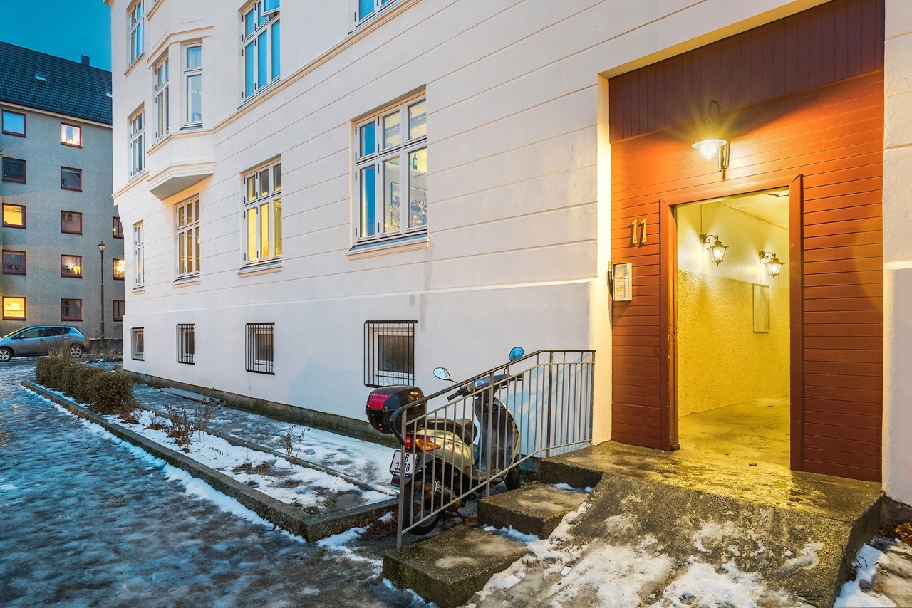 Det tilhører en koselig, felles bakgård, pent opparbeidet med sittegrupper og diverse beplantning. Her er det også felles sykkelparkering, og det er gratis parkering for bil i gaten utenfor Galleribilde