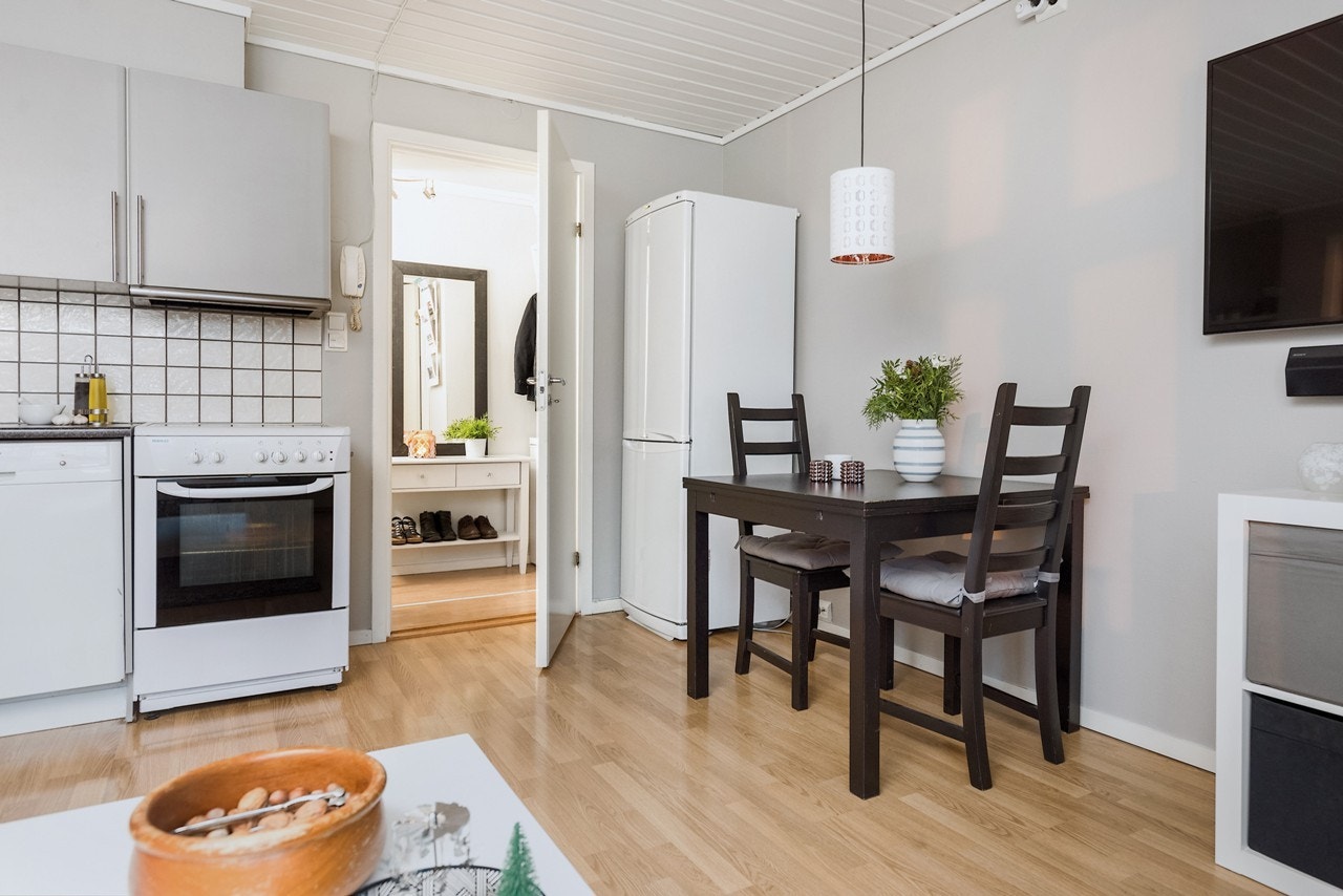 Det er foretatt flere oppgraderinger de senere år, herunder blant annet nye gulv og varmekabler i stue/kjøkken. I tillegg er kjøkkeninnredning og bad pusset opp Galleribilde