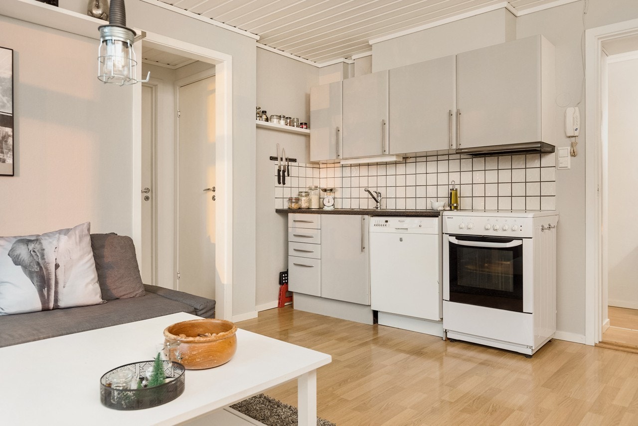 Kjøkkendelen ble pusset opp i 2004, og i tillegg ble frontene på innredningen nylig malt. Innredningen fremstår som stilfullt og praktisk, med mørk benkeplate, enkel oppvaskkum og ventilator Galleribilde