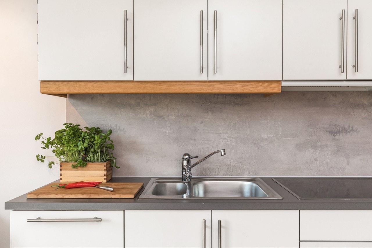 Her har du selvfølgelig integrerte hvitevarer. Hvitevarer som blant annet kjøleskap, oppvaskmaskin, stekeovn i god arbeidshøyde og platetopp Galleribilde