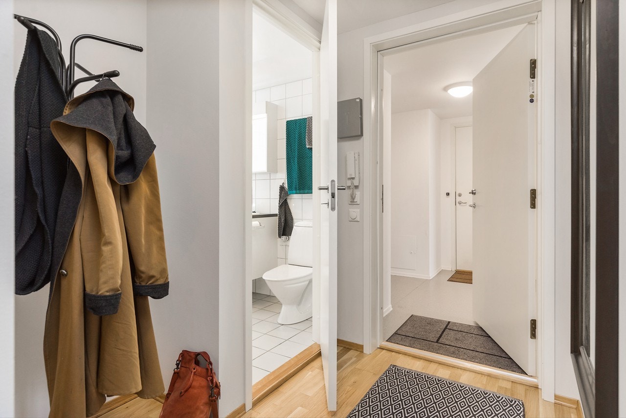 Entreen har god plass for oppbevaringsmøblement Galleribilde