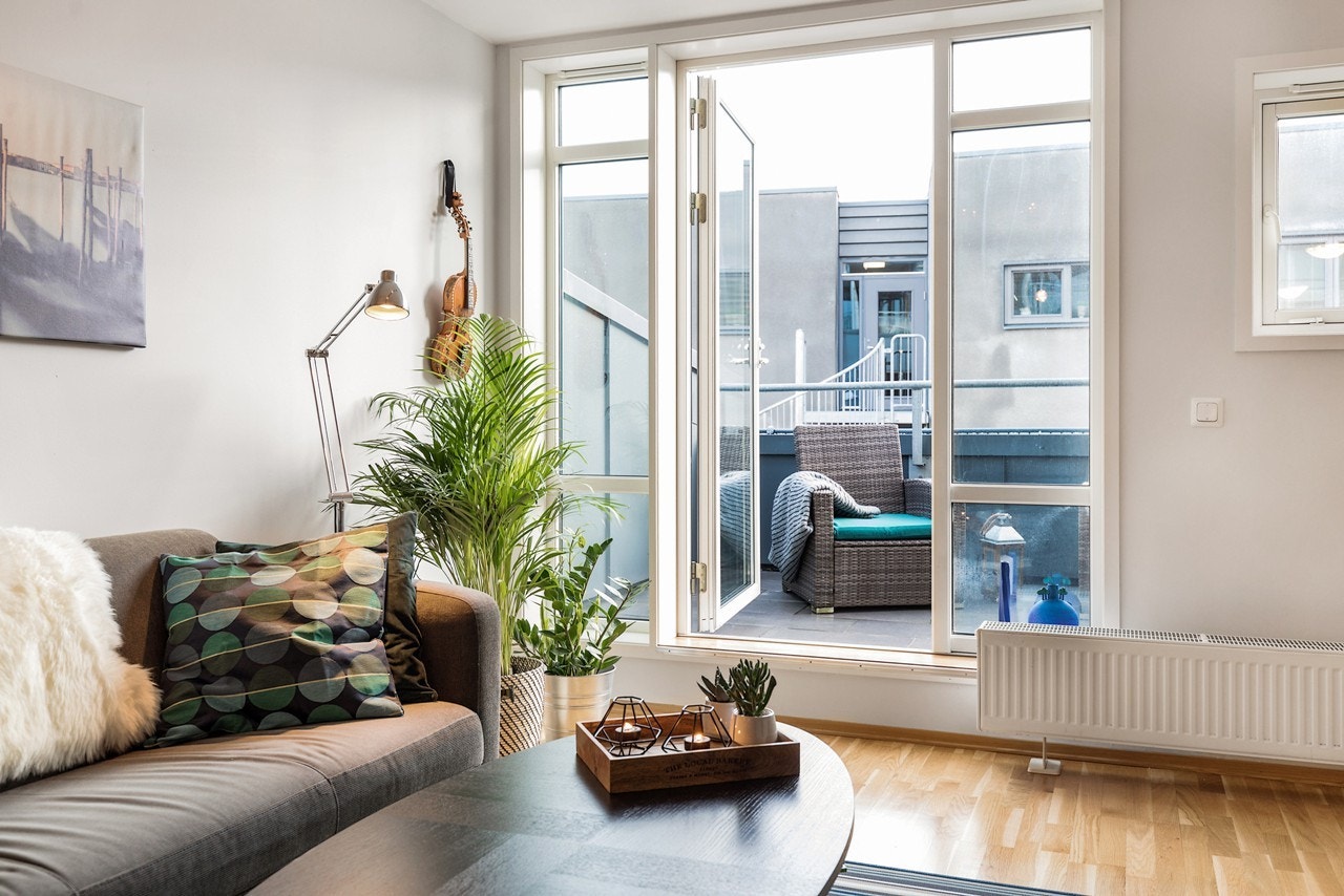 Fra stuen kan du spasere direkte ut til den store og utvidet balkongen med lun atmosfære. På varme sommerdager funkerer balkongen som en utvidelse av stuen Galleribilde