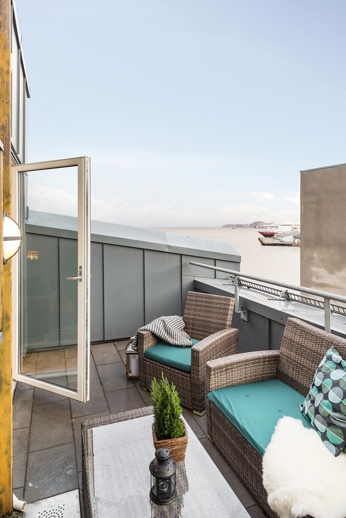 Her kan du sitte helt tilbaketrukket i ro og mak og nyte flotte morgenstunder med utsikt mot Trondheimsfjorden og Munkholmen Galleribilde