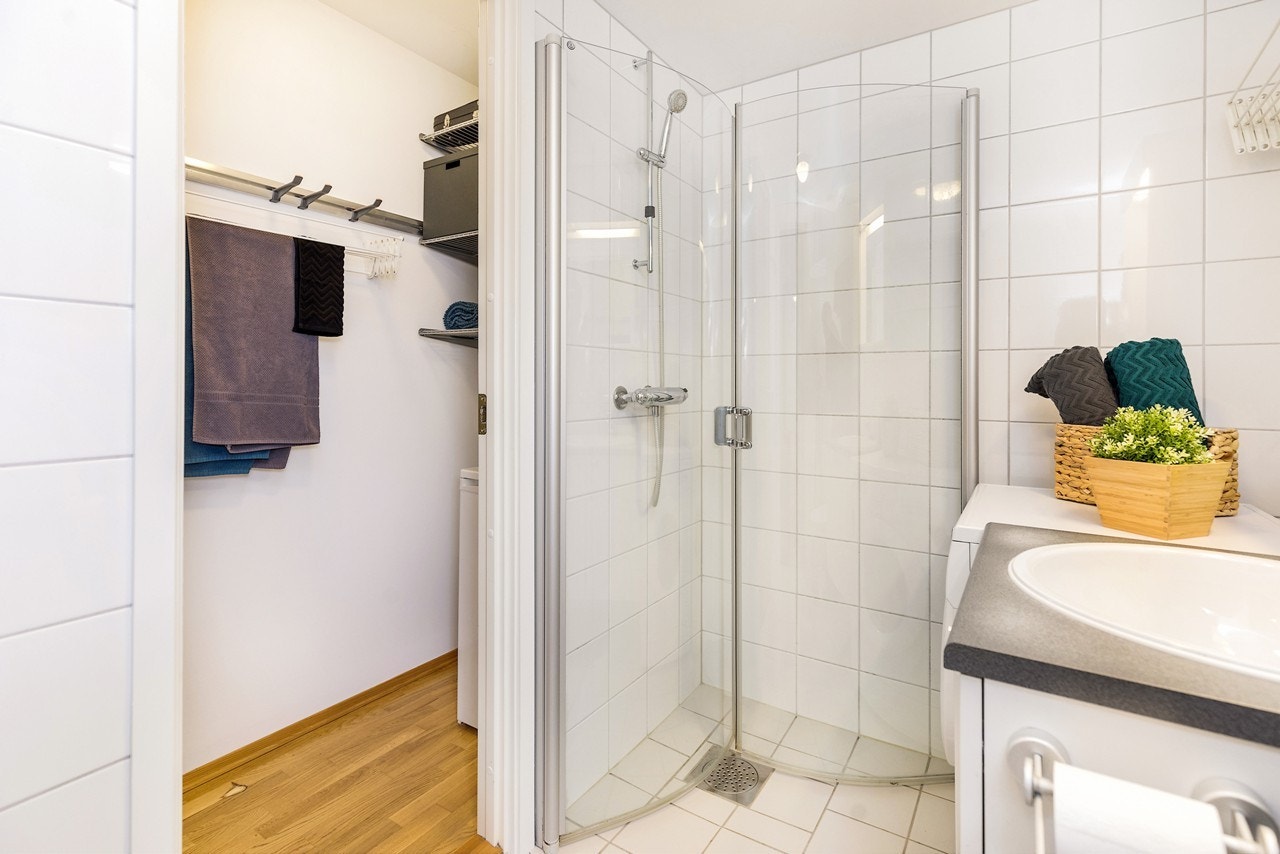 Tiltalende og pent flislagt baderom. I tilknytning til badet har du også en praktisk bod Galleribilde