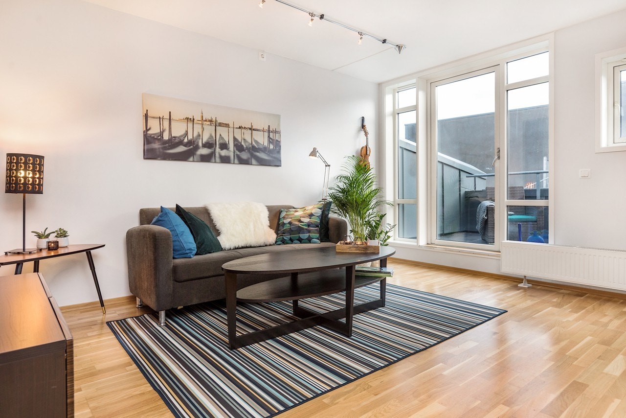 Leiligheten ligger i 4. etasje og er fra 2004. Arealeffektiv leilighet med herlig lysinnslipp fra panoramavinduer! Galleribilde