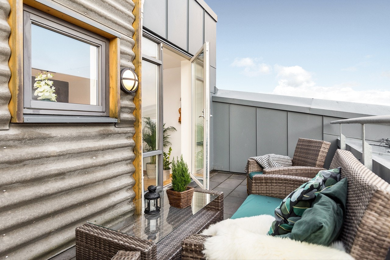 Balkongen er på ca. 10 kvm med god plass til utemøblement Galleribilde