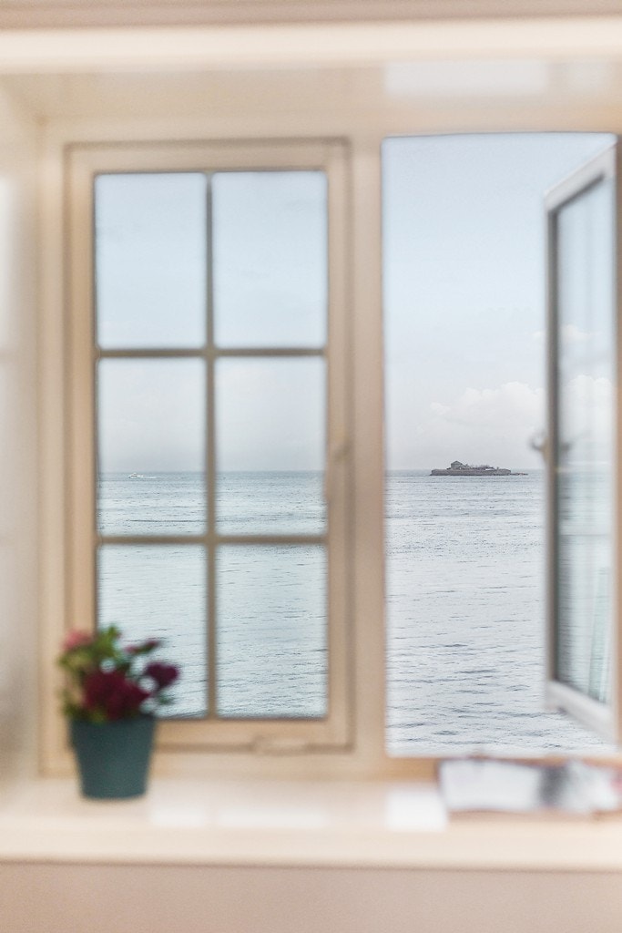 Fra soverommet kan du nærmeste høre bølgene slå inn mot svabergene! Gled deg til å våkne her Galleribilde