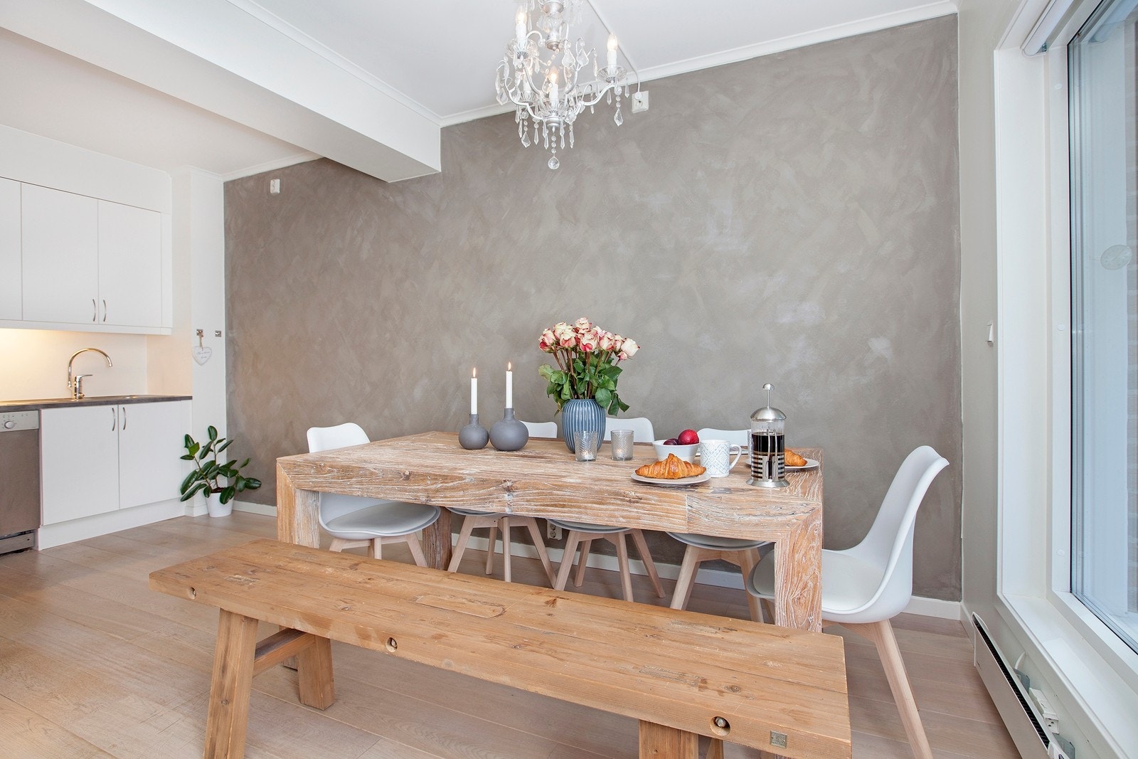 Åpen kjøkkenløsning med spiseplass Galleribilde