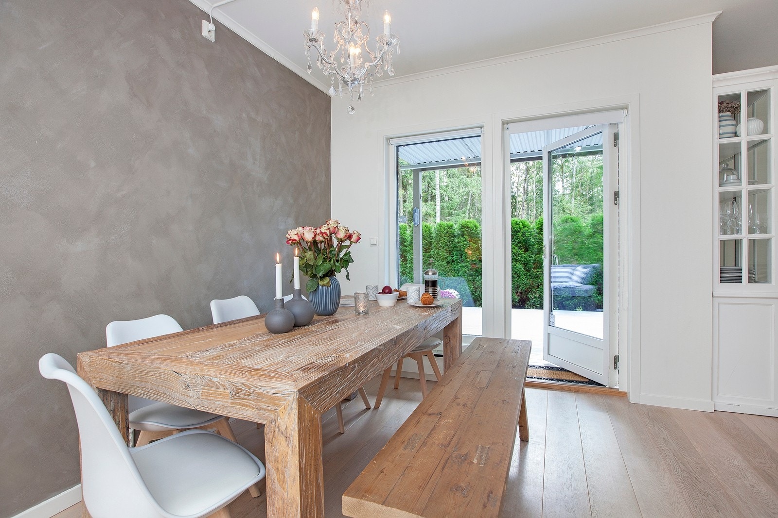 Spiseplass med utgang sydvestvendt terrasse Galleribilde