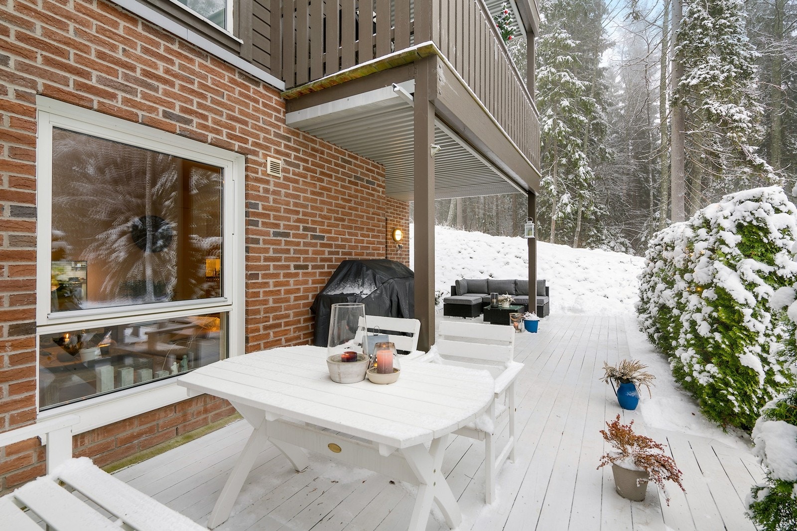 Romslig og god sydvestvendt terrasse Galleribilde