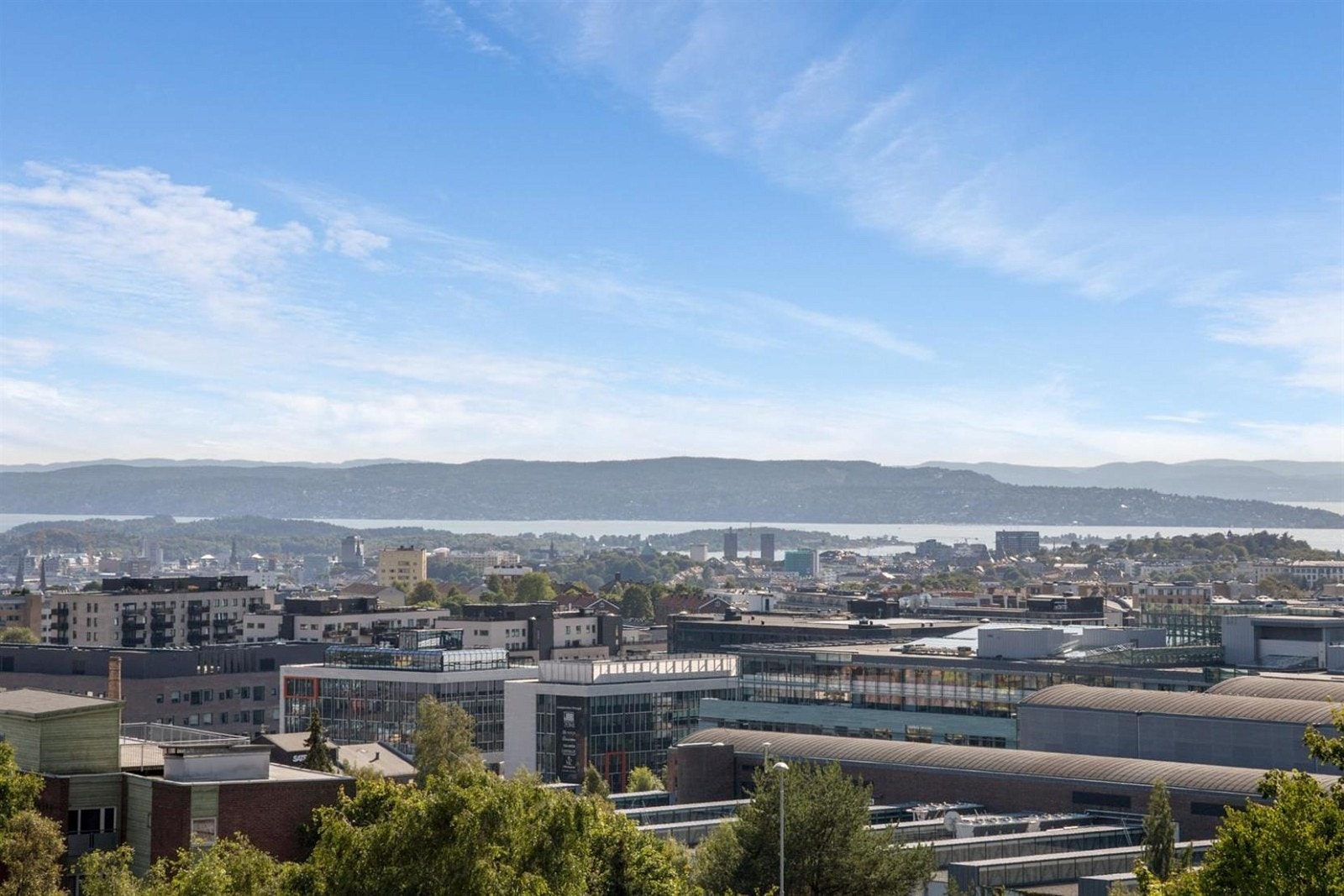 Deilig utsikt fra terrassen og kjøkken. Galleribilde